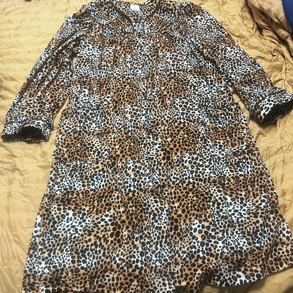Secret Treasures Leopard Print House Coat in Black and Tan